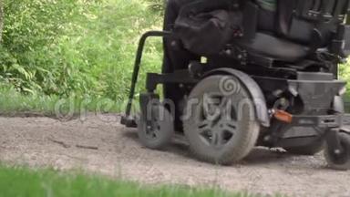 轮椅上的人在道路上以障碍物驾驶的慢动作。 <strong>残疾</strong>人问题概念